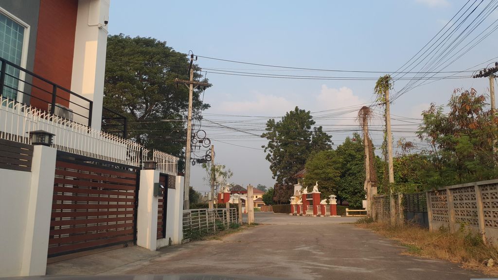 ภาพถนนตรงที่ ริวเซย์ คอฟฟี่ ตั้งอยู่ ถ่ายโดย jrcarlsen พ.ศ. 2566 (2023) · A street-level view of where ริวเซย์ คอฟฟี่ · Riose Coffee stands, by jrcarlsen in 2566 (2023)