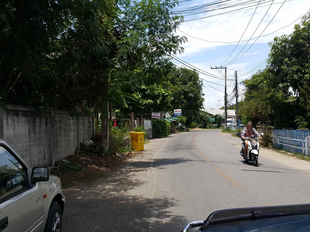 ภาพถนนตรงที่ ศุภกิจ พานิช ตั้งอยู่ ถ่ายโดย jrcarlsen พ.ศ. 2558 (2015) · A street-level view of where ศุภกิจ พานิช · Supkit Phanit stands, by jrcarlsen in 2558 (2015)