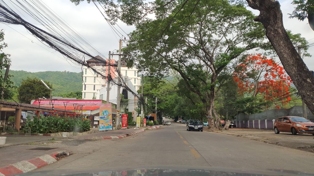 ภาพถนนตรงที่ คิงคองนมสด ตั้งอยู่ ถ่ายโดย jrcarlsen พ.ศ. 2565 (2022) · A street-level view of where คิงคองนมสด · Khingkhongnamasot stands, by jrcarlsen in 2565 (2022)