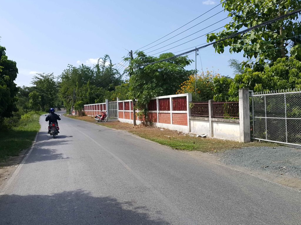 ภาพถนนตรงที่ Sun and Creek ตั้งอยู่ ถ่ายโดย jrcarlsen พ.ศ. 2558 (2015) · A street-level view of where Sun and Creek stands, by jrcarlsen in 2558 (2015)