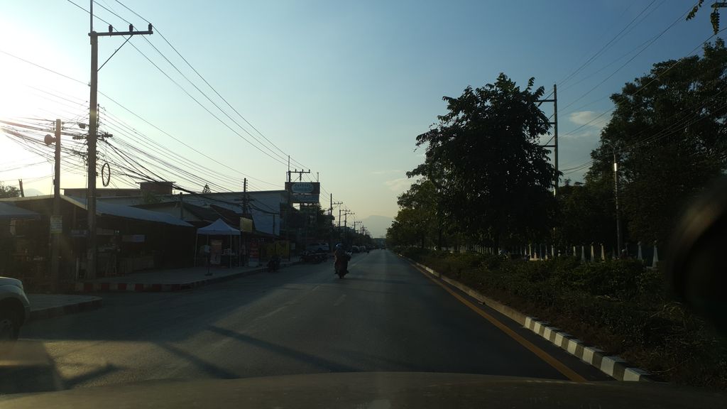 ภาพถนนตรงที่ ข้าวมันไก่ดอนเมือง แม่โจ้ ตั้งอยู่ ถ่ายโดย jrcarlsen พ.ศ. 2562 (2019) · A street-level view of where ข้าวมันไก่ดอนเมือง แม่โจ้ · Khao Man Kai Donmueang Mae Jo stands, by jrcarlsen in 2562 (2019)