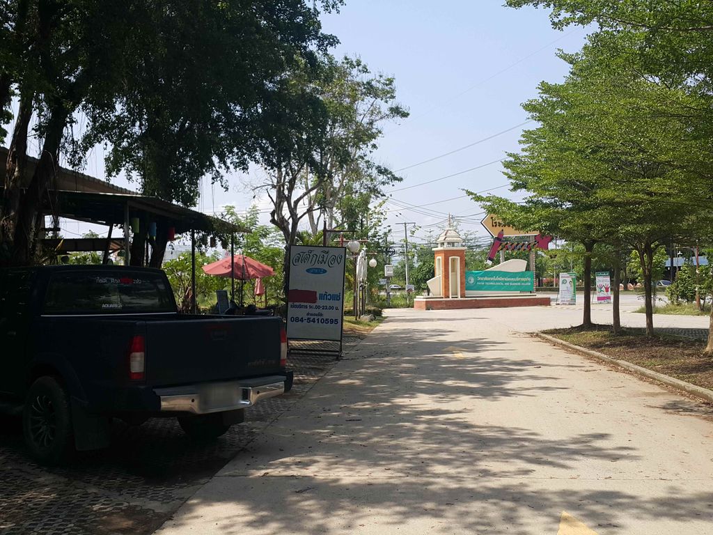 ภาพถนนตรงที่ The LANNA Massage ตั้งอยู่ ถ่ายโดย jrcarlsen พ.ศ. 2558 (2015) · A street-level view of where The LANNA Massage stands, by jrcarlsen in 2558 (2015)