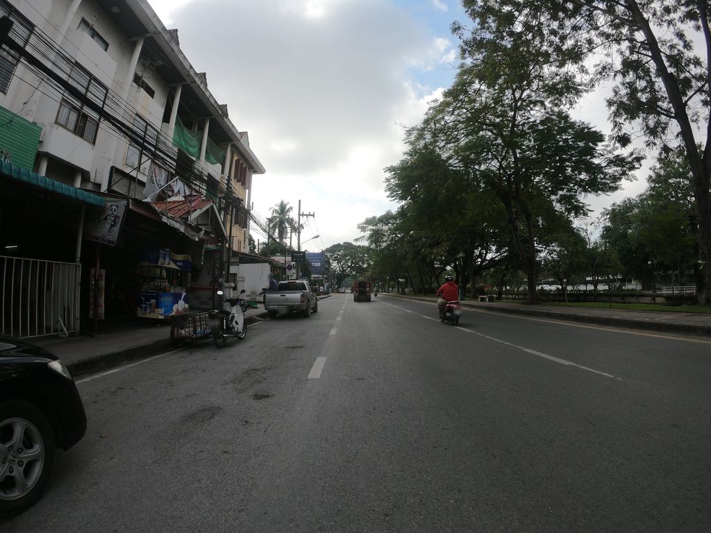 ภาพถนนตรงที่ Metro Money Exchange ตั้งอยู่ ถ่ายโดย chanuwath_grab พ.ศ. 2562 (2019) · A street-level view of where Metro Money Exchange stands, by chanuwath_grab in 2562 (2019)