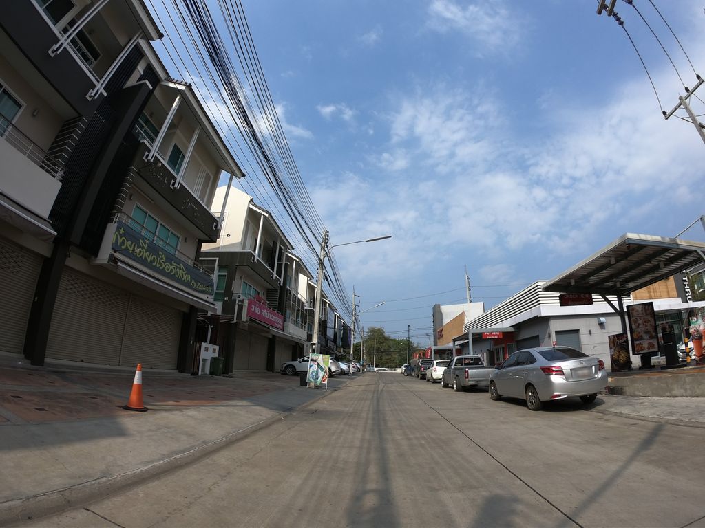 ภาพถนนตรงที่ Dr. Anon Clinic Chiangmai สิวฝ้า หลุมสิว ยกกระชับ ตั้งอยู่ ถ่ายโดย chanuwath_grab พ.ศ. 2562 (2019) · A street-level view of where Dr. Anon Clinic Chiangmai สิวฝ้า หลุมสิว ยกกระชับ stands, by chanuwath_grab in 2562 (2019)