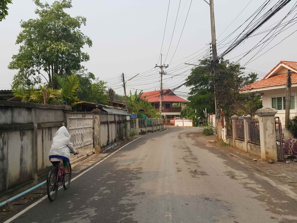ภาพถนนตรงที่ Duo Bar ไส้อั่วฮิปปี้ ตั้งอยู่ ถ่ายโดย jrcarlsen พ.ศ. 2558 (2015) · A street-level view of where Duo Bar ไส้อั่วฮิปปี้ stands, by jrcarlsen in 2558 (2015)