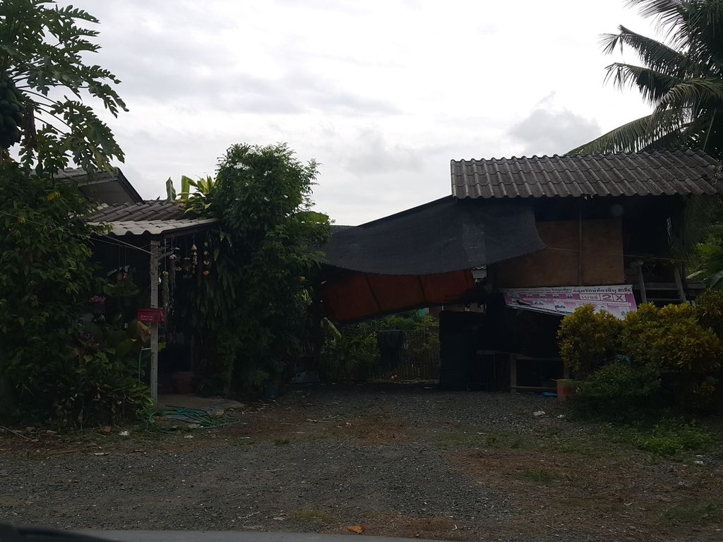 ภาพถนนตรงที่ ร้านลาบต้นไทร ตั้งอยู่ ถ่ายโดย jrcarlsen พ.ศ. 2558 (2015) · A street-level view of where ร้านลาบต้นไทร · Ran Lap Ton Thai stands, by jrcarlsen in 2558 (2015)