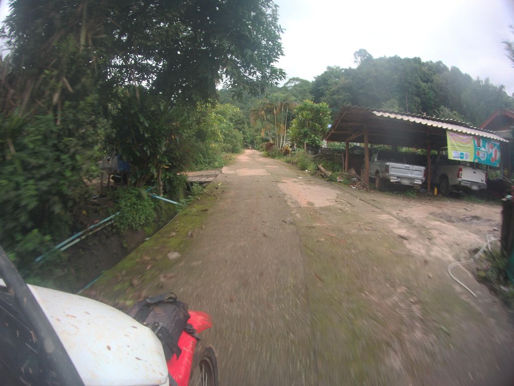 ภาพถนนตรงที่ วัดแม่เลย ตั้งอยู่ ถ่ายโดย julcnx พ.ศ. 2566 (2023) · A street-level view of where วัดแม่เลย · Wat Mae Loei stands, by julcnx in 2566 (2023)