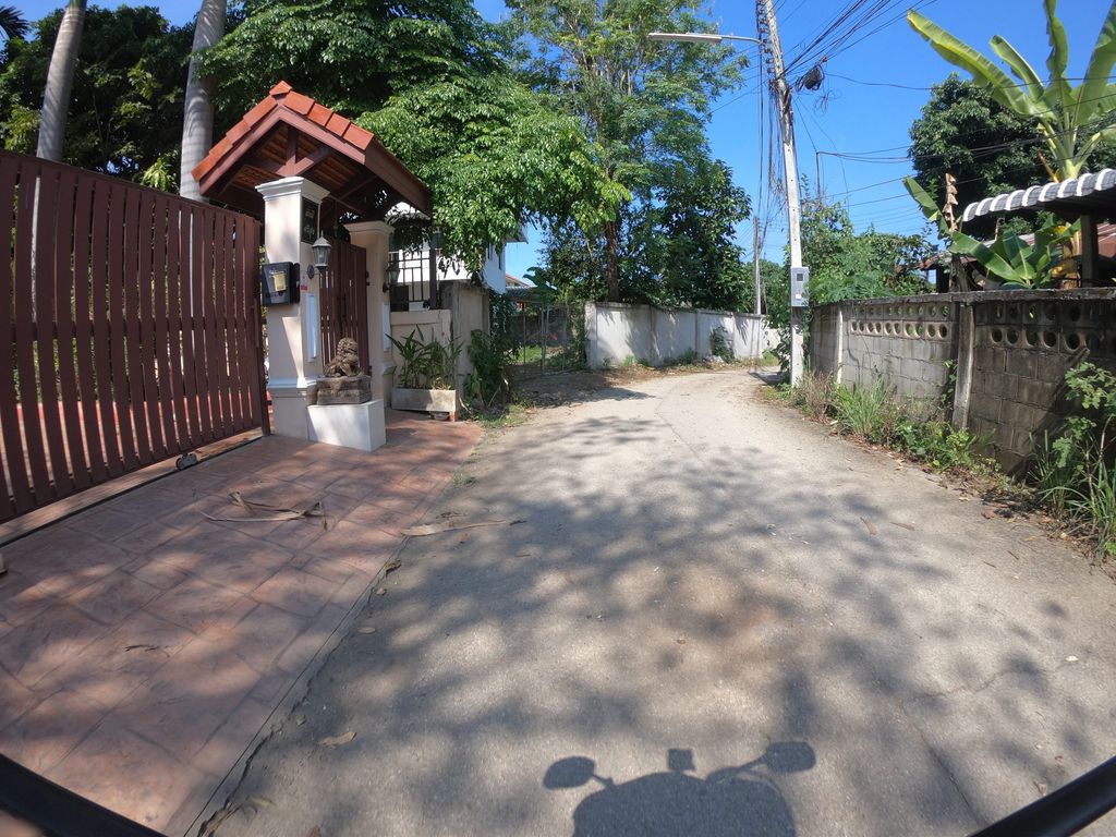 ภาพถนนตรงที่ Klin : กลิ่น - Coffee & Meal ตั้งอยู่ ถ่ายโดย chanuwath_grab พ.ศ. 2562 (2019) · A street-level view of where Klin : กลิ่น - Coffee & Meal stands, by chanuwath_grab in 2562 (2019)