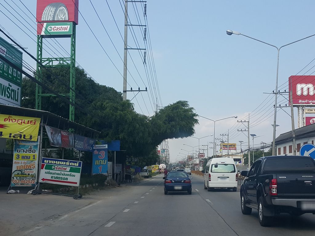 ภาพถนนตรงที่ โรตี แอด เชียงใหม่ ตั้งอยู่ ถ่ายโดย jrcarlsen พ.ศ. 2558 (2015) · A street-level view of where โรตี แอด เชียงใหม่ · Roti Aet Chiang Mai stands, by jrcarlsen in 2558 (2015)