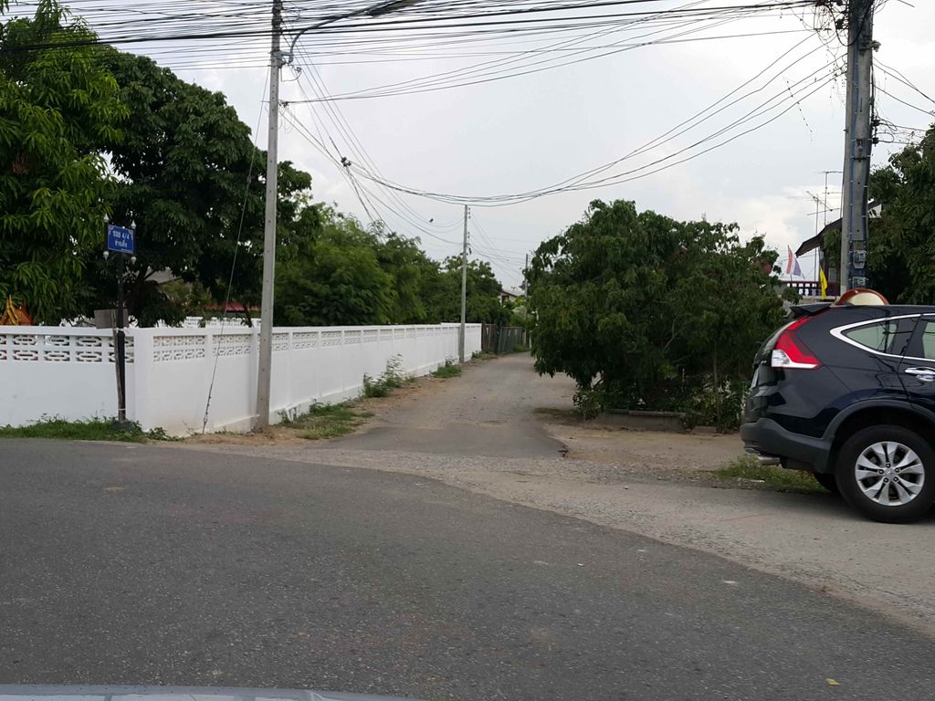 ภาพถนนตรงที่ Kamsla ตั้งอยู่ ถ่ายโดย jrcarlsen พ.ศ. 2558 (2015) · A street-level view of where Kamsla stands, by jrcarlsen in 2558 (2015)