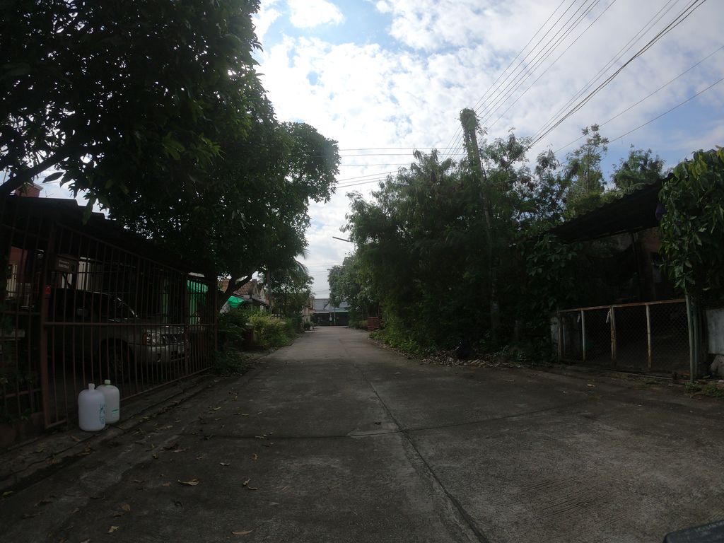 ภาพถนนตรงที่ หน่อยบิวตี้ - Noi Beauty ตั้งอยู่ ถ่ายโดย chanuwath_grab พ.ศ. 2562 (2019) · A street-level view of where หน่อยบิวตี้ - Noi Beauty stands, by chanuwath_grab in 2562 (2019)