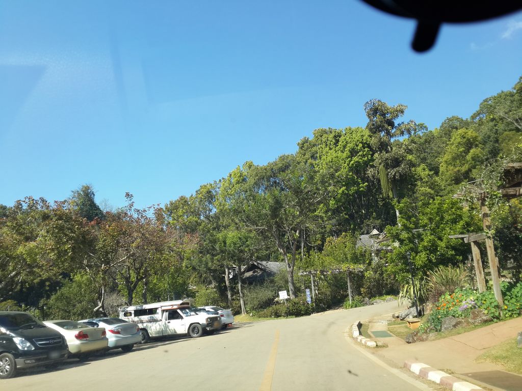 ภาพถนนตรงที่ The Royal Agricultural Station Angkhang ตั้งอยู่ ถ่ายโดย mishari พ.ศ. 2558 (2015) · A street-level view of where The Royal Agricultural Station Angkhang stands, by mishari in 2558 (2015)