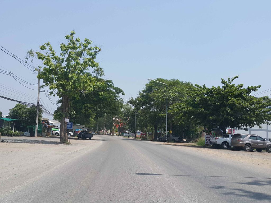 ภาพถนนตรงที่ เจริญสุขพาณิชย์ ตั้งอยู่ ถ่ายโดย jrcarlsen พ.ศ. 2558 (2015) · A street-level view of where เจริญสุขพาณิชย์ · Charoen Suk Phanit stands, by jrcarlsen in 2558 (2015)