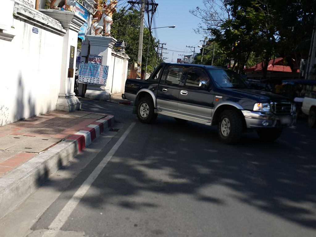 ภาพถนนตรงที่ ศาลาธนารักษ์ ตั้งอยู่ ถ่ายโดย jrcarlsen พ.ศ. 2558 (2015) · A street-level view of where ศาลาธนารักษ์ · Salatnarak stands, by jrcarlsen in 2558 (2015)