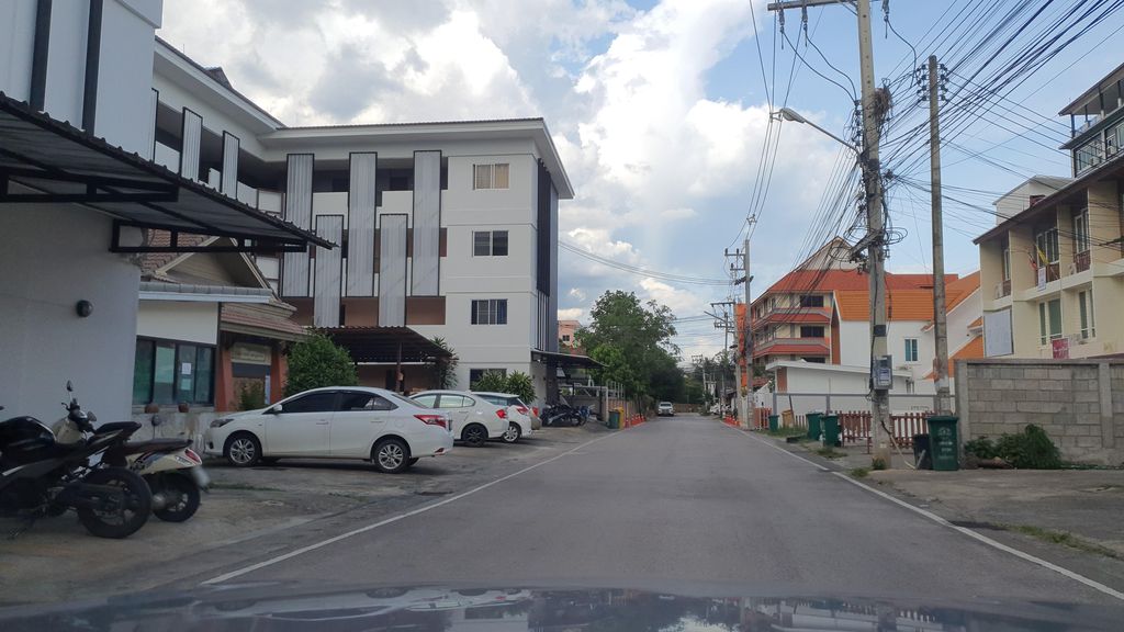 ภาพถนนตรงที่ บ้านเส้นเส้น ตั้งอยู่ ถ่ายโดย jrcarlsen พ.ศ. 2565 (2022) · A street-level view of where บ้านเส้นเส้น · Ban Sen Sen stands, by jrcarlsen in 2565 (2022)