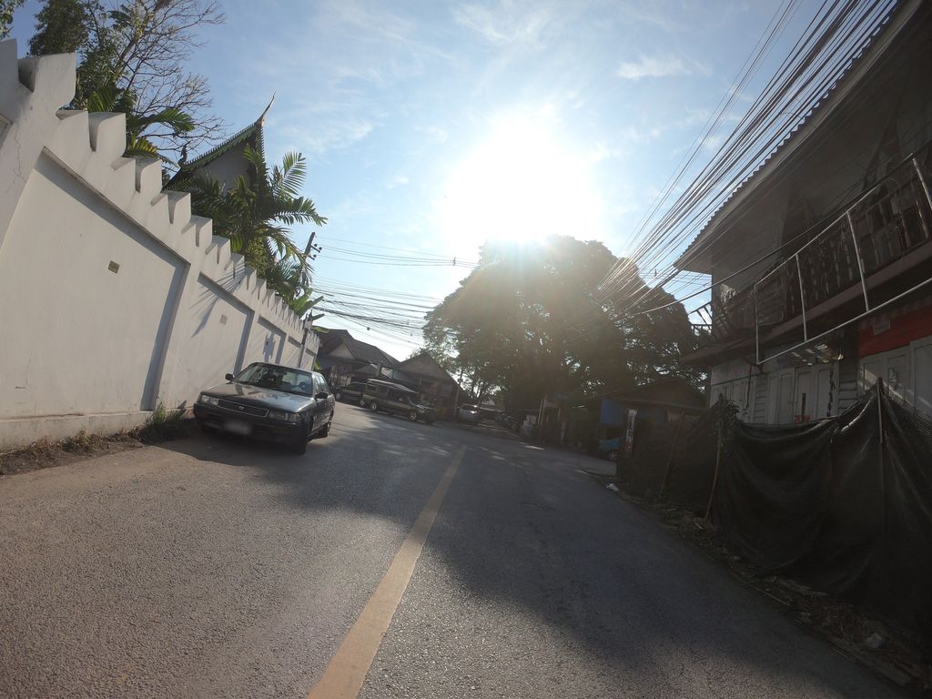 ภาพถนนตรงที่ Hungry brunch ตั้งอยู่ ถ่ายโดย chanuwath_grab พ.ศ. 2562 (2019) · A street-level view of where Hungry brunch stands, by chanuwath_grab in 2562 (2019)