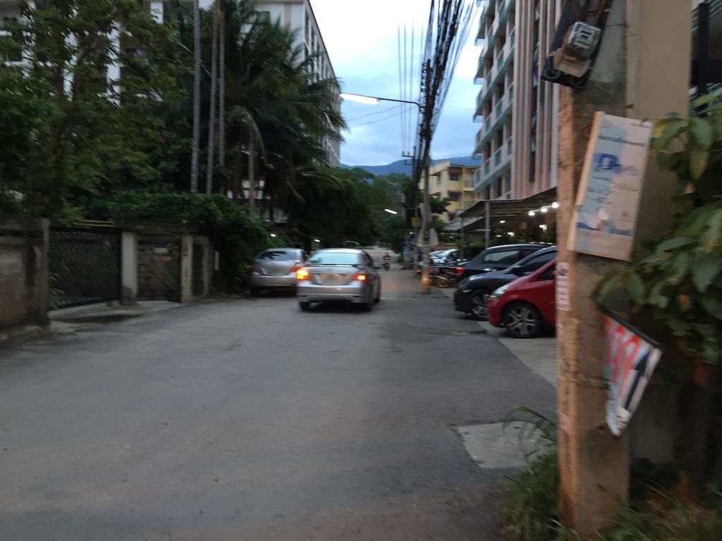 ภาพถนนตรงที่ R1 Nimman Hotel Chiangmai ตั้งอยู่ ถ่ายโดย alvinsj พ.ศ. 2560 (2017) · A street-level view of where R1 Nimman Hotel Chiangmai stands, by alvinsj in 2560 (2017)
