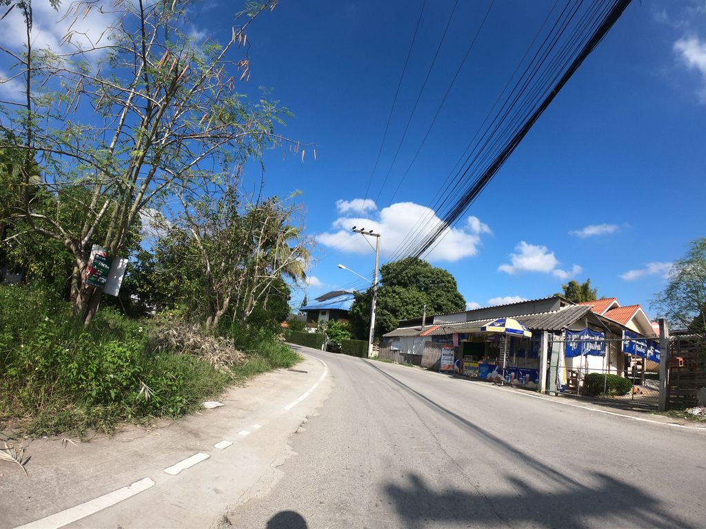 ภาพถนนตรงที่ โครงการ บ้านชริชา ตั้งอยู่ ถ่ายโดย chanuwath_grab พ.ศ. 2562 (2019) · A street-level view of where โครงการ บ้านชริชา · Khrongkan Bancharicha stands, by chanuwath_grab in 2562 (2019)
