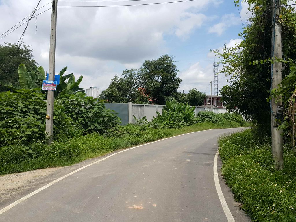ภาพถนนตรงที่ Monotown ตั้งอยู่ ถ่ายโดย jrcarlsen พ.ศ. 2558 (2015) · A street-level view of where Monotown stands, by jrcarlsen in 2558 (2015)
