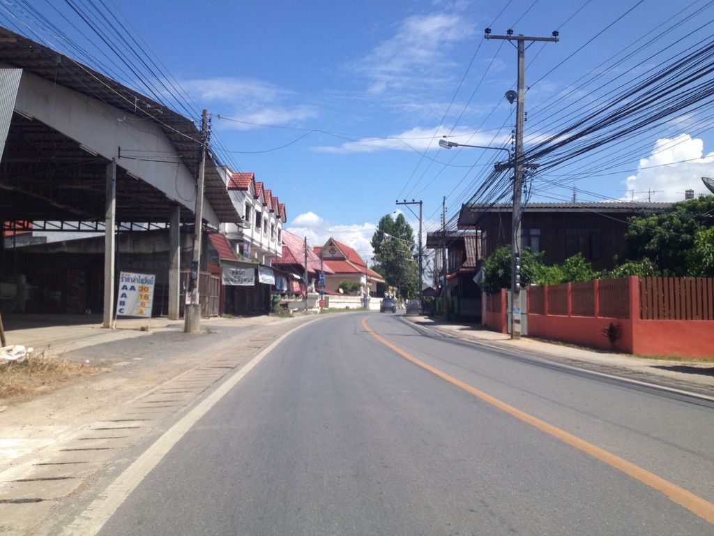 ภาพถนนตรงที่ สถานตรวจสภาพรถวงค์วาท ตั้งอยู่ ถ่ายโดย jimwatana พ.ศ. 2558 (2015) · A street-level view of where สถานตรวจสภาพรถวงค์วาท · Sathan Truatsaphaphrot Wong Wat stands, by jimwatana in 2558 (2015)