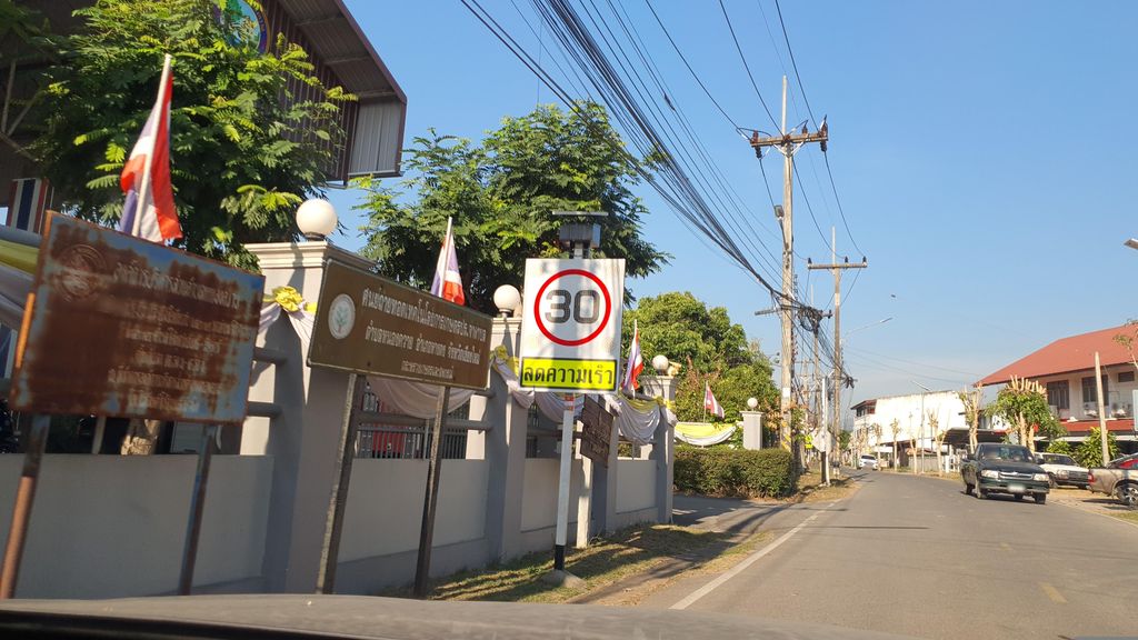ภาพถนนตรงที่ โรงแรมใจยะมงคล ตั้งอยู่ ถ่ายโดย jrcarlsen พ.ศ. 2566 (2023) · A street-level view of where โรงแรมใจยะมงคล · Chai Ya Mongkhon Hotel stands, by jrcarlsen in 2566 (2023)
