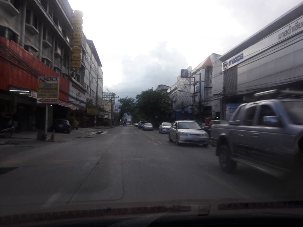 ภาพถนนตรงที่ ราดหน้าหมูหมัก ตั้งอยู่ ถ่ายโดย ratchaphat พ.ศ. 2561 (2018) · A street-level view of where ราดหน้าหมูหมัก · Ratna Mumak stands, by ratchaphat in 2561 (2018)