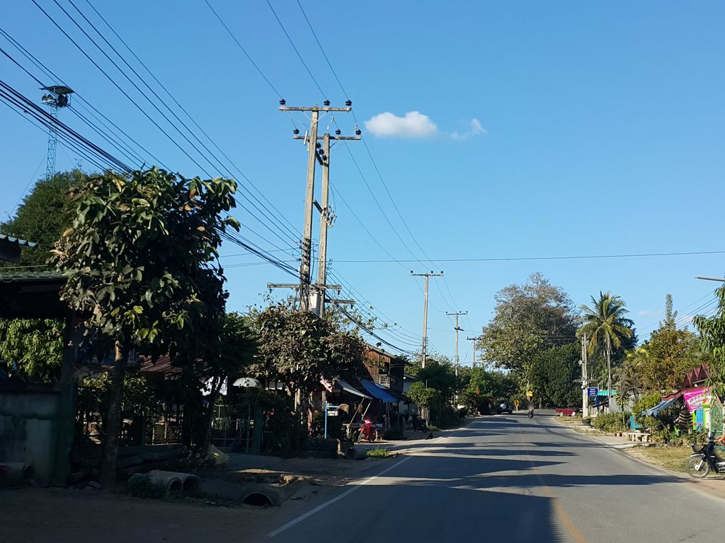 ภาพถนนตรงที่ Keng Auto Sound ตั้งอยู่ ถ่ายโดย jrcarlsen พ.ศ. 2558 (2015) · A street-level view of where Keng Auto Sound stands, by jrcarlsen in 2558 (2015)