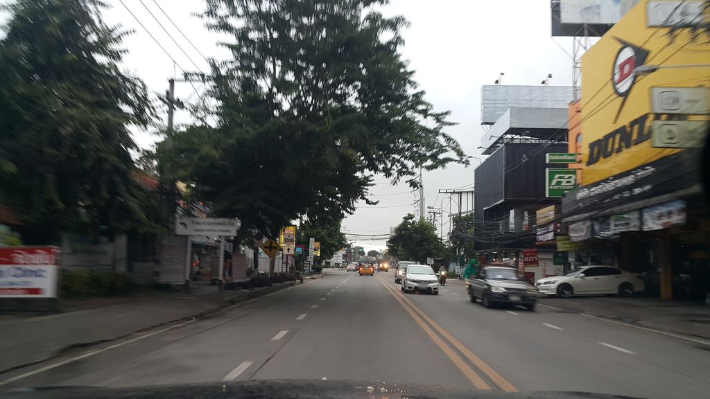 ภาพถนนตรงที่ ล้อหมุน พุงพร้อม ตั้งอยู่ ถ่ายโดย jrcarlsen พ.ศ. 2559 (2016) · A street-level view of where ล้อหมุน พุงพร้อม · Lomun Phungpharom stands, by jrcarlsen in 2559 (2016)