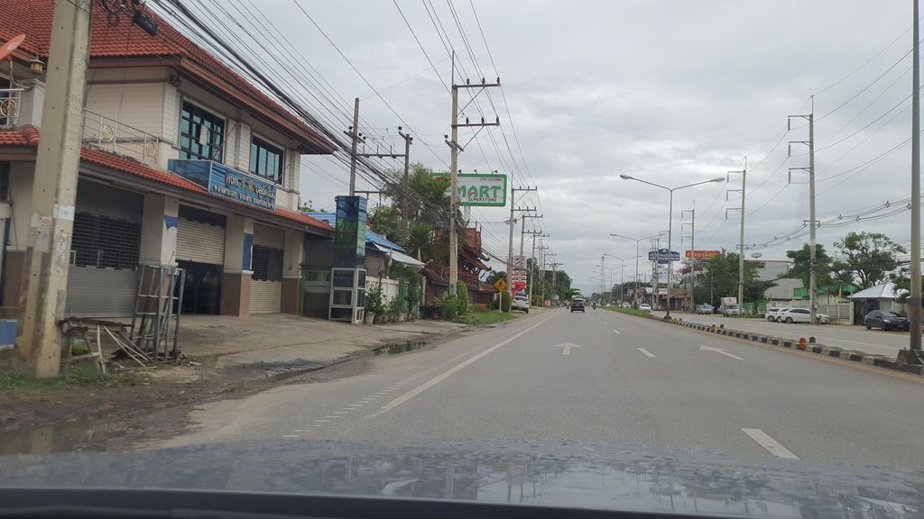 ภาพถนนตรงที่ UP 420 ตั้งอยู่ ถ่ายโดย jrcarlsen พ.ศ. 2564 (2021) · A street-level view of where UP 420 stands, by jrcarlsen in 2564 (2021)