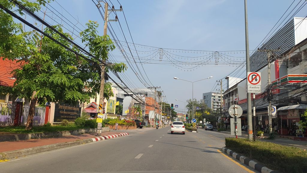 ภาพถนนตรงที่ Funky Grill (ฟังกี้กริลล์) ตั้งอยู่ ถ่ายโดย jrcarlsen พ.ศ. 2565 (2022) · A street-level view of where Funky Grill (ฟังกี้กริลล์) stands, by jrcarlsen in 2565 (2022)