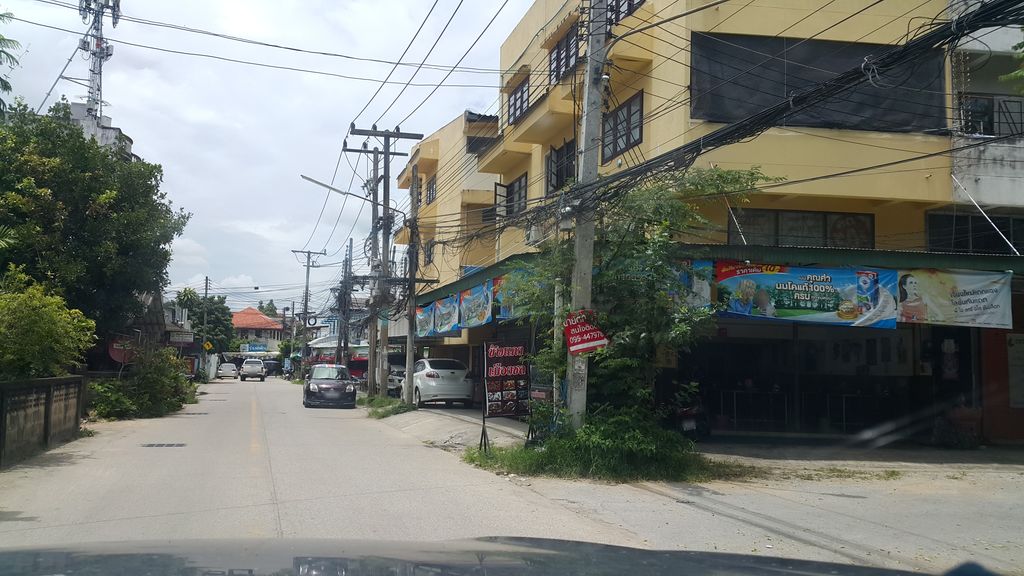 ภาพถนนตรงที่ สำนักกฎหมายสัมพันธ์-ธุรกิจ ตั้งอยู่ ถ่ายโดย jrcarlsen พ.ศ. 2560 (2017) · A street-level view of where สำนักกฎหมายสัมพันธ์-ธุรกิจ · Samnakkotmai Samphan-thunkit stands, by jrcarlsen in 2560 (2017)