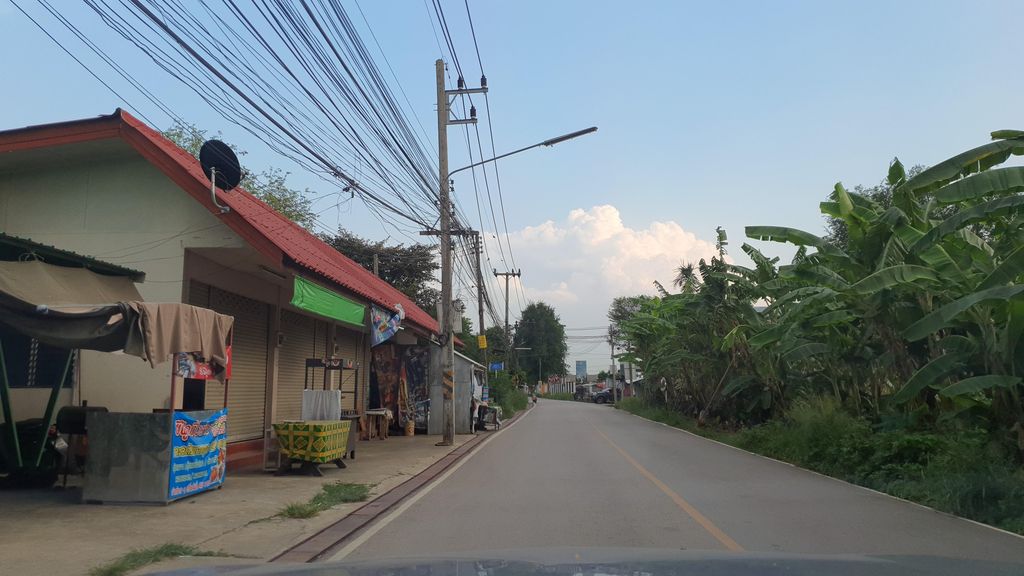 ภาพถนนตรงที่ อู่ช่างโตสารภี ตั้งอยู่ ถ่ายโดย jrcarlsen พ.ศ. 2565 (2022) · A street-level view of where อู่ช่างโตสารภี · Uchang To Saraphi stands, by jrcarlsen in 2565 (2022)