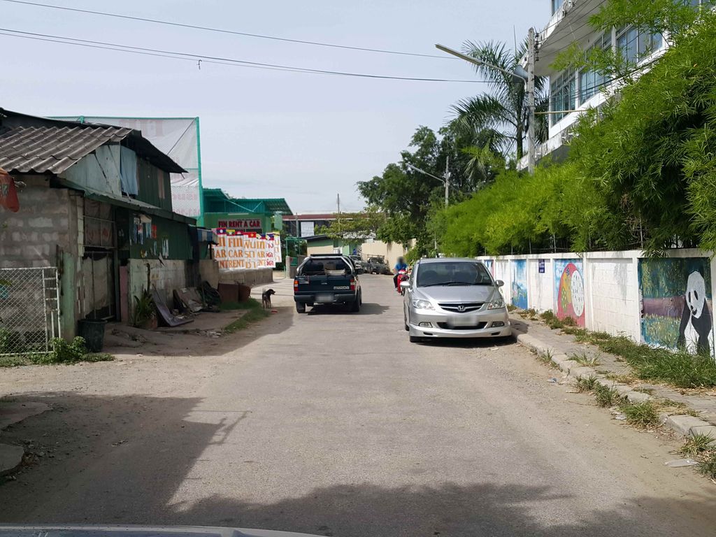 ภาพถนนตรงที่ Si Ping Muang Municipal School ตั้งอยู่ ถ่ายโดย jrcarlsen พ.ศ. 2558 (2015) · A street-level view of where Si Ping Muang Municipal School stands, by jrcarlsen in 2558 (2015)