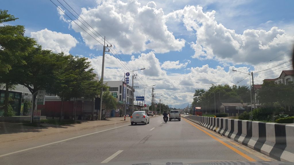 ภาพถนนตรงที่ Catz.B Burger ตั้งอยู่ ถ่ายโดย jrcarlsen พ.ศ. 2564 (2021) · A street-level view of where Catz.B Burger stands, by jrcarlsen in 2564 (2021)