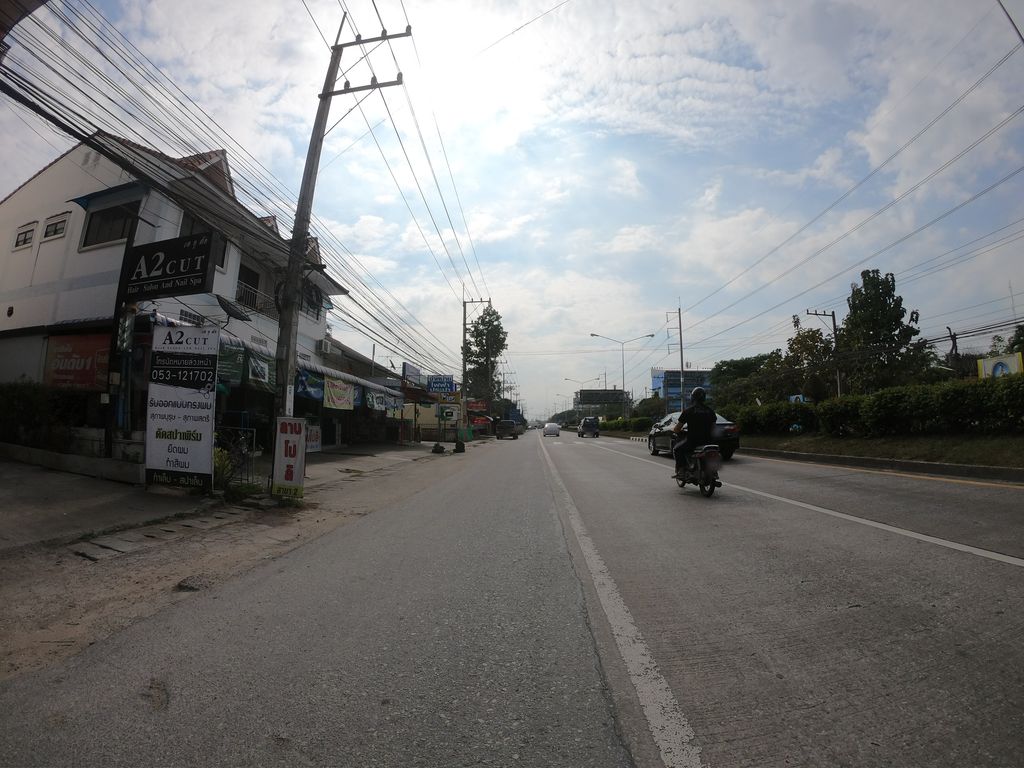 ภาพถนนตรงที่ สดพร้อมดื่ม ตั้งอยู่ ถ่ายโดย chanuwath_grab พ.ศ. 2562 (2019) · A street-level view of where สดพร้อมดื่ม · Sadapharomduem stands, by chanuwath_grab in 2562 (2019)