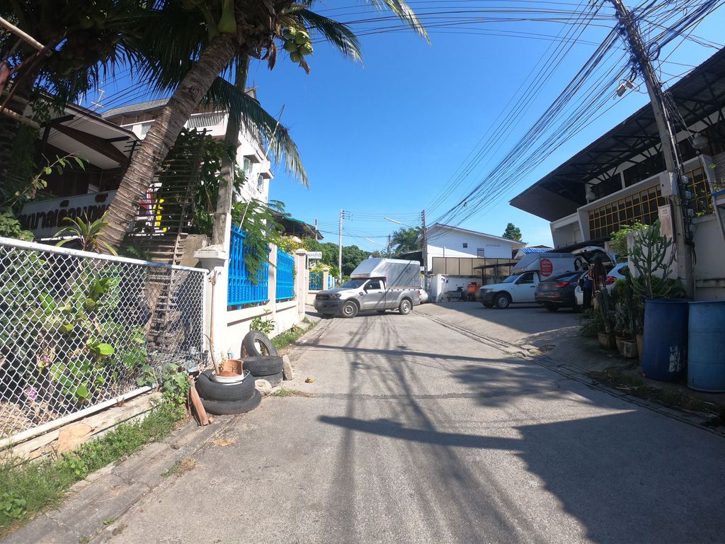 ภาพถนนตรงที่ Glass & Green ตั้งอยู่ ถ่ายโดย chanuwath_grab พ.ศ. 2562 (2019) · A street-level view of where Glass & Green stands, by chanuwath_grab in 2562 (2019)