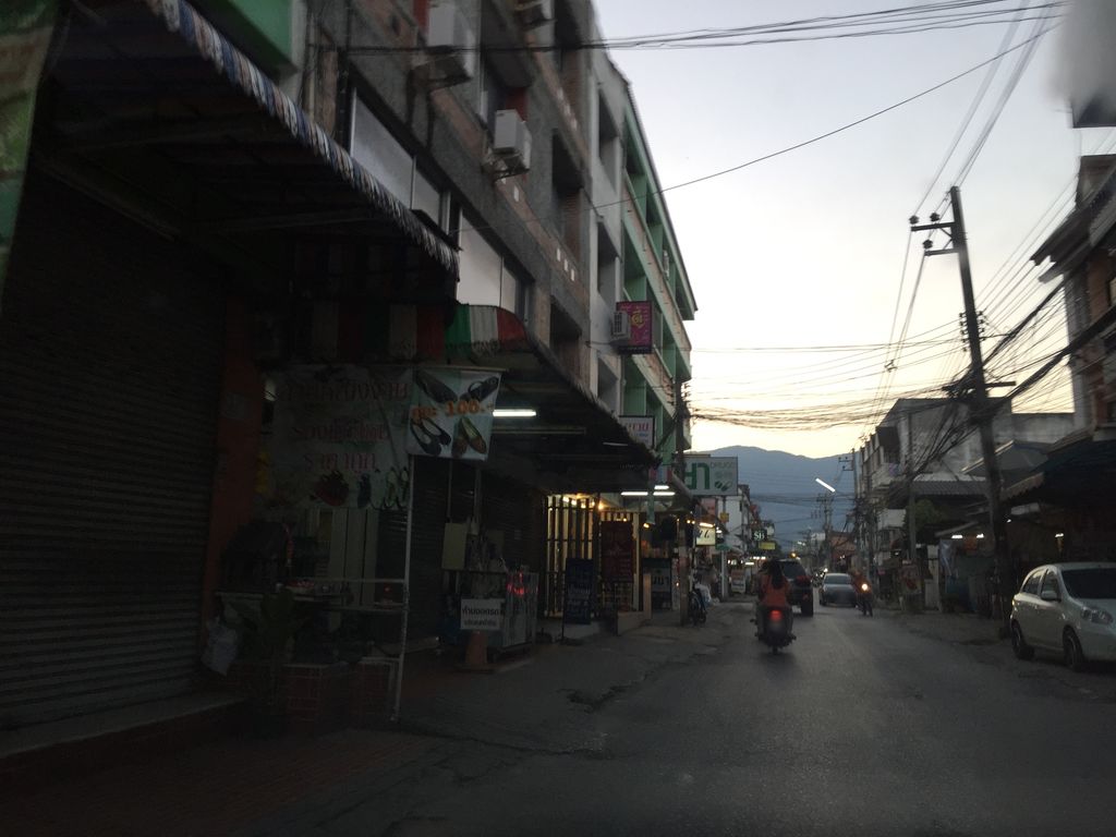 ภาพถนนตรงที่ Mana Camera ตั้งอยู่ ถ่ายโดย kyoko พ.ศ. 2561 (2018) · A street-level view of where Mana Camera stands, by kyoko in 2561 (2018)