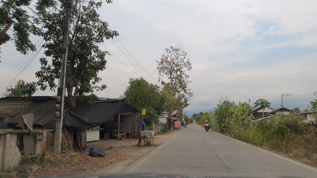 ภาพถนนตรงที่ เรื่องของเล่า ตั้งอยู่ ถ่ายโดย jrcarlsen พ.ศ. 2565 (2022) · A street-level view of where เรื่องของเล่า · Rueang Khong Lao stands, by jrcarlsen in 2565 (2022)