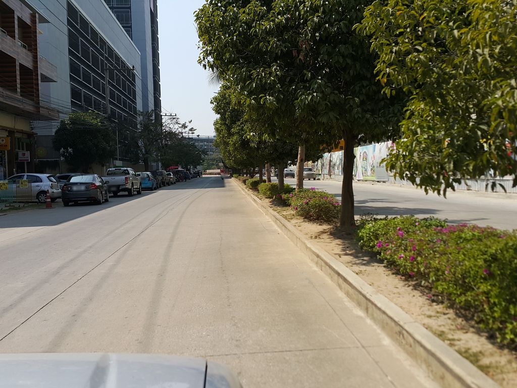 ภาพถนนตรงที่ Kiragames Chiang Mai ตั้งอยู่ ถ่ายโดย jrcarlsen พ.ศ. 2558 (2015) · A street-level view of where Kiragames Chiang Mai stands, by jrcarlsen in 2558 (2015)