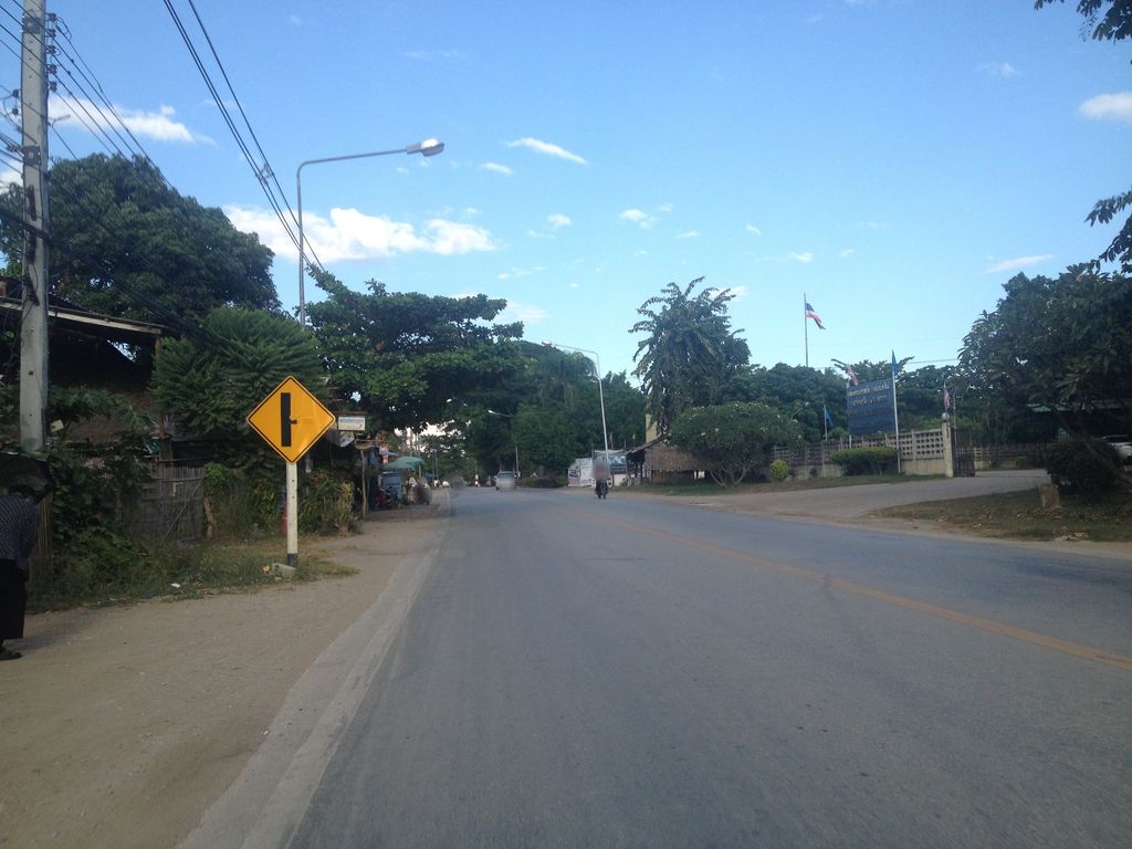 ภาพถนนตรงที่ รพ.สต บ้านเปียง ตั้งอยู่ ถ่ายโดย jimwatana พ.ศ. 2558 (2015) · A street-level view of where รพ.สต บ้านเปียง · Rop.sot Banpiang stands, by jimwatana in 2558 (2015)
