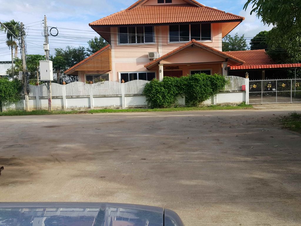 ภาพถนนตรงที่ บ้านสวนน้องไอพี ตั้งอยู่ ถ่ายโดย jrcarlsen พ.ศ. 2558 (2015) · A street-level view of where บ้านสวนน้องไอพี · Ban Suan Nong Aiphi stands, by jrcarlsen in 2558 (2015)