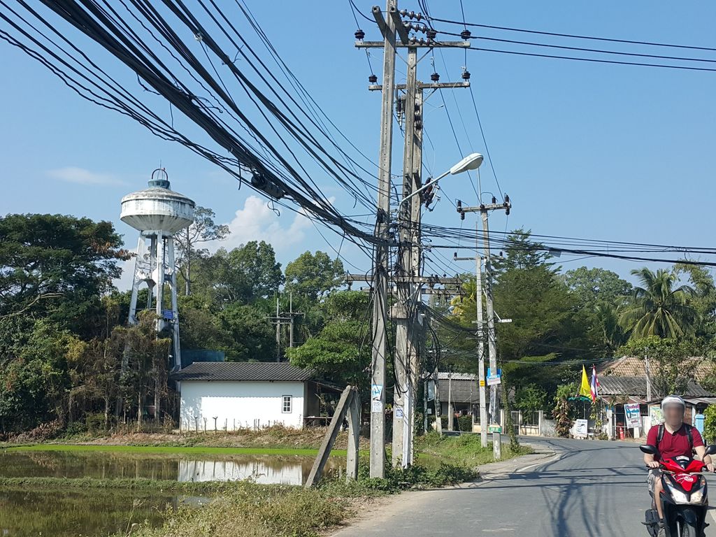 ภาพถนนตรงที่ ChaLita “ชาลิตา” ตั้งอยู่ ถ่ายโดย jrcarlsen พ.ศ. 2558 (2015) · A street-level view of where ChaLita “ชาลิตา” stands, by jrcarlsen in 2558 (2015)