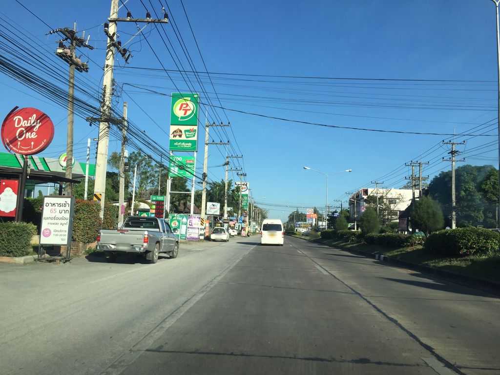 ภาพถนนตรงที่ Taptai SHOP ตั้งอยู่ ถ่ายโดย kyoko พ.ศ. 2561 (2018) · A street-level view of where Taptai SHOP stands, by kyoko in 2561 (2018)