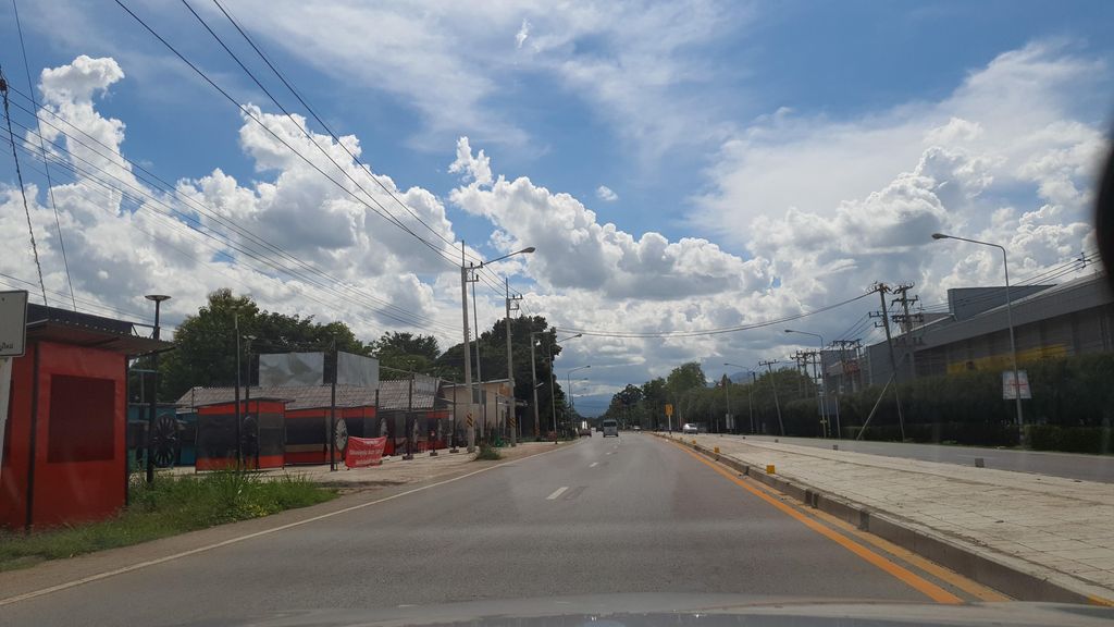 ภาพถนนตรงที่ Lumdee ลำดี ตั้งอยู่ ถ่ายโดย jrcarlsen พ.ศ. 2564 (2021) · A street-level view of where Lumdee ลำดี stands, by jrcarlsen in 2564 (2021)