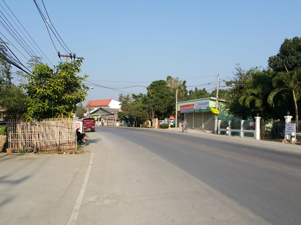 ภาพถนนตรงที่ บมจ. เงินติดล้อ ตั้งอยู่ ถ่ายโดย jrcarlsen พ.ศ. 2558 (2015) · A street-level view of where บมจ. เงินติดล้อ · Bamot. Ngoen Tit Lo stands, by jrcarlsen in 2558 (2015)