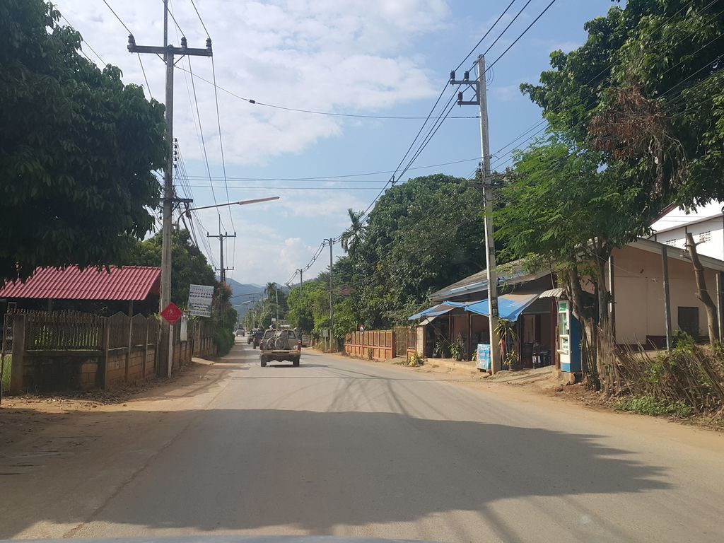 ภาพถนนตรงที่ โรงเรียนบ้านขุนแม่นาย ตั้งอยู่ ถ่ายโดย jrcarlsen พ.ศ. 2558 (2015) · A street-level view of where โรงเรียนบ้านขุนแม่นาย · Ban Khun Mae Nai School stands, by jrcarlsen in 2558 (2015)