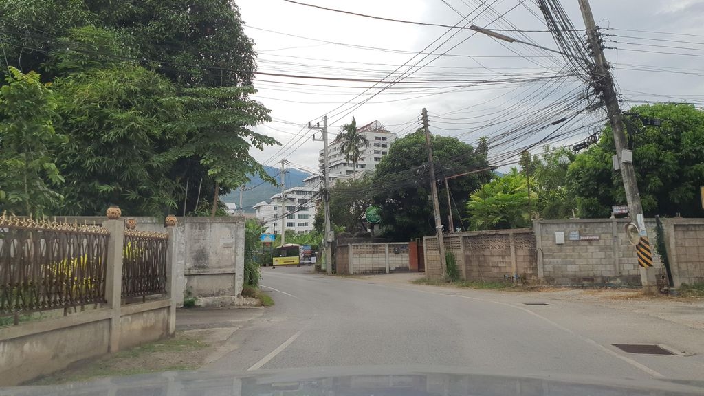 ภาพถนนตรงที่ ข้าวซอยบ้านสวน ตั้งอยู่ ถ่ายโดย jrcarlsen พ.ศ. 2564 (2021) · A street-level view of where ข้าวซอยบ้านสวน · Khao Soi Ban Suan stands, by jrcarlsen in 2564 (2021)