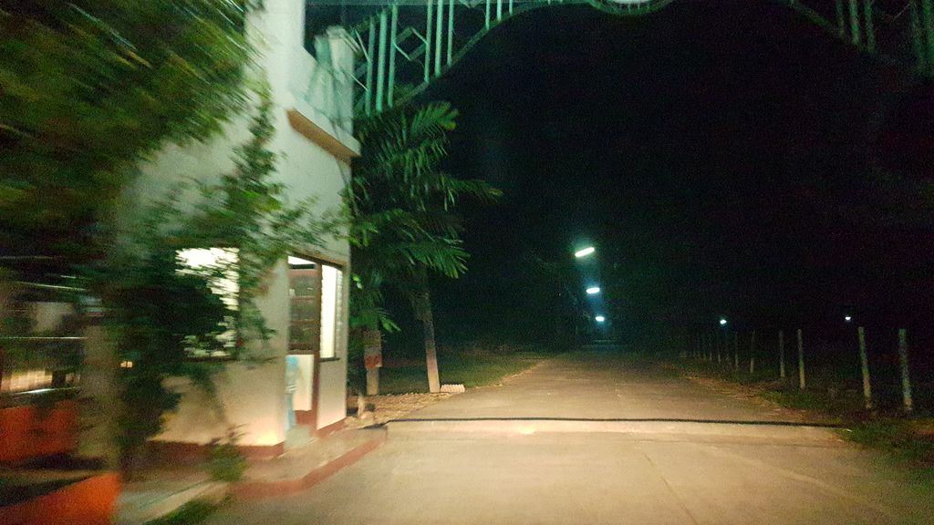 ภาพถนนตรงที่ หมู่บ้านมัทรินทร์ ตั้งอยู่ ถ่ายโดย kyoko พ.ศ. 2562 (2019) · A street-level view of where หมู่บ้านมัทรินทร์ · Mat Rin Village stands, by kyoko in 2562 (2019)