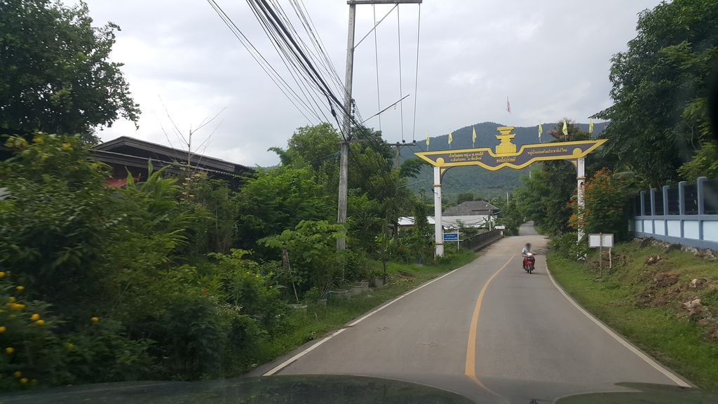 ภาพถนนตรงที่ ร้านชฎาพรสังฆภัณฑ์ ตั้งอยู่ ถ่ายโดย jrcarlsen พ.ศ. 2561 (2018) · A street-level view of where ร้านชฎาพรสังฆภัณฑ์ · Ran Chada Phon Sangkhaphan stands, by jrcarlsen in 2561 (2018)