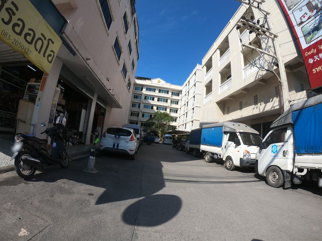 ภาพถนนตรงที่ ศิริออดิโอ ตั้งอยู่ ถ่ายโดย chanuwath_grab พ.ศ. 2562 (2019) · A street-level view of where ศิริออดิโอ · Siriodio stands, by chanuwath_grab in 2562 (2019)
